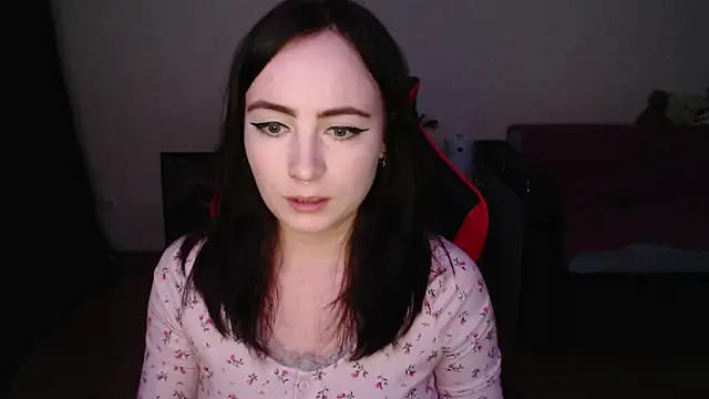 Snapshot of Laralianna chatting on 4, 12, 2025 Laralianna online show from 4, 12, 2025