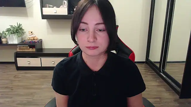 Snapshot of Laralianna chatting on 8, 10, 2025 Laralianna online show from 8, 10, 2025