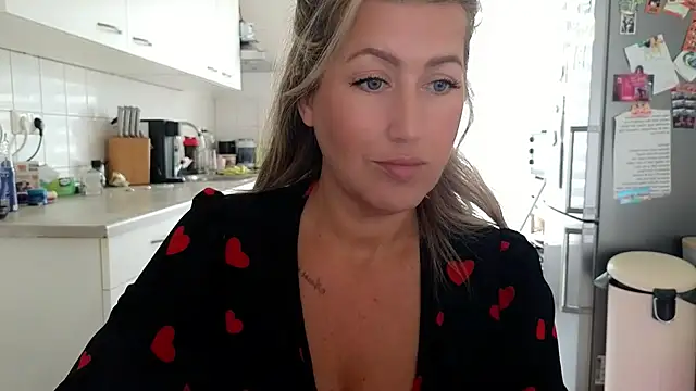 Snapshot of TessToy chatting on 5, 6, 2026 TessToy online show from 5, 6, 2026