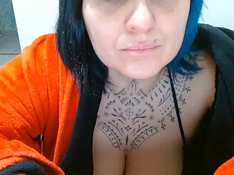 Snapshot of vaholiver chatting on 7, 7, 2026 vaholiver online show from 7, 7, 2026