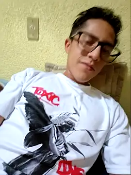 Snapshot of KevinCrz chatting on 18, 10, 2025 KevinCrz online show from 18, 10, 2025