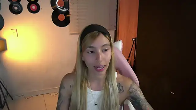 Snapshot of Saucy_Jenn chatting on 26, 4, 2026 Saucy Jenn online show from 26, 4, 2026