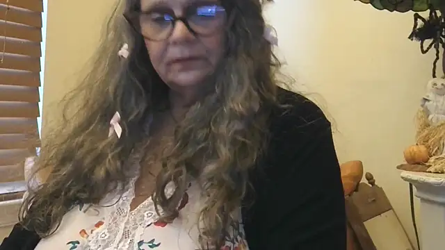 Snapshot of DestineeLoverGirl chatting on 21, 10, 2025 DestineeLoverGirl online show from 21, 10, 2025