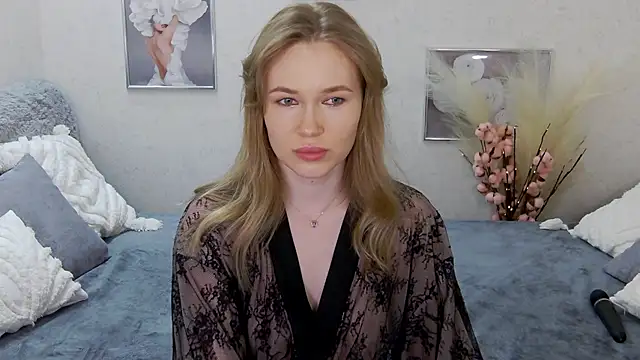 Veronika Mitchel online show from 3, 2, 2025