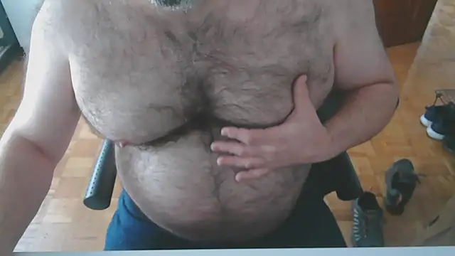 Snapshot of mikeyhotbear chatting on 4, 11, 2025 mikeyhotbear online show from 4, 11, 2025