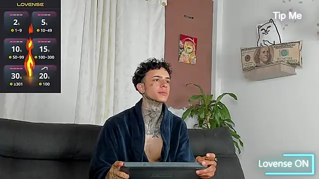 Snapshot of Aron_ford chatting on 22, 10, 2025 Aron ford online show from 22, 10, 2025