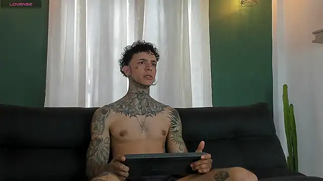 Snapshot of Aron_ford chatting on 11, 11, 2025 Aron ford online show from 11, 11, 2025