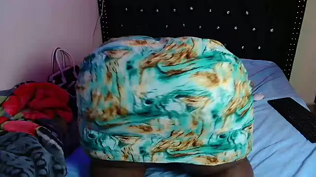 Snapshot of Toomuchbooty33 chatting on 16, 12, 2025 Toomuchbooty33 online show from 16, 12, 2025