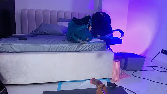 Snapshot of britanyy_ chatting on 13, 11, 2025 britanyy online show from 13, 11, 2025