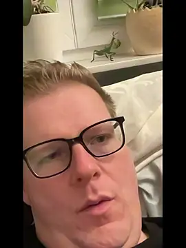 Snapshot of AnnualSunrise chatting on 28, 10, 2025 AnnualSunrise online show from 28, 10, 2025