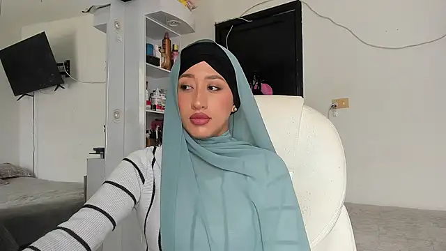 adila anich online show from 2, 10, 2025