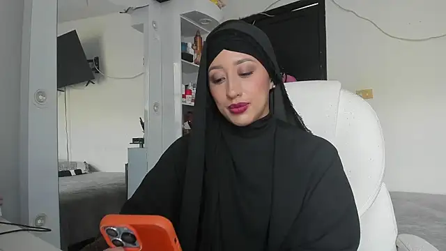 adila anich online show from 3, 10, 2025