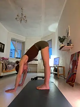 LeyaJohnson online show from 2, 4, 2026