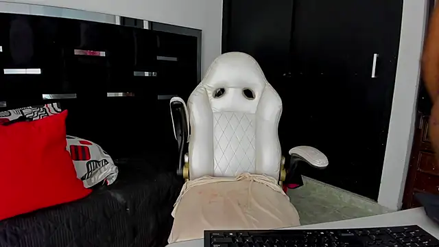 Snapshot of Dollperverthot chatting on 5, 11, 2025 Dollperverthot online show from 5, 11, 2025