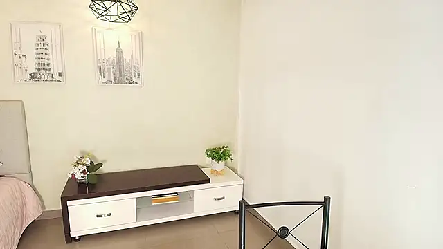 Sassy--Girl online show from 21, 11, 2025