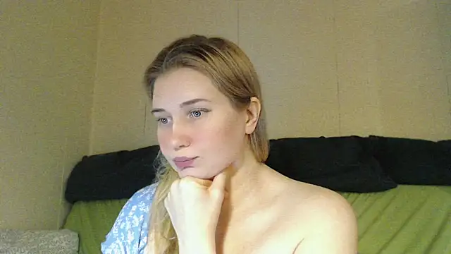 Snapshot of mmmPinUpGirl chatting on 1, 2, 2026 mmmPinUpGirl online show from 1, 2, 2026