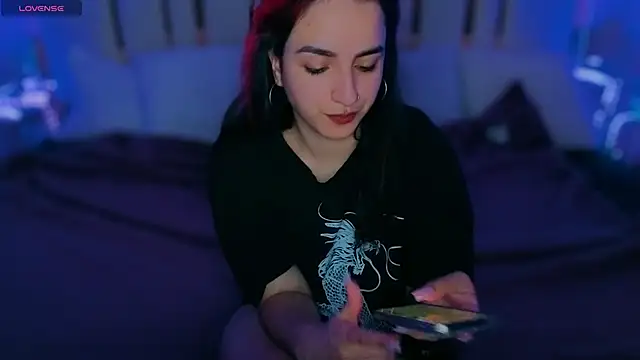Daphne Moss online show from 7, 5, 2026