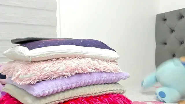 Elizabeth 18  online show from 25, 3, 2026