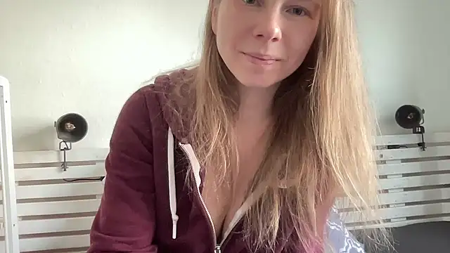 SweetLucy96 online show from 24, 12, 2024