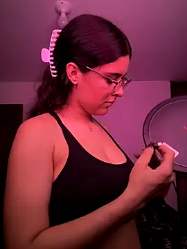 Snapshot of _Niah_ chatting on 8, 11, 2025 Niah online show from 8, 11, 2025