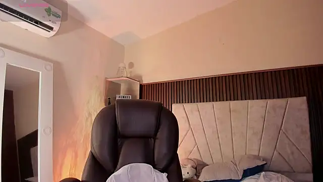 Snapshot of _Niah_ chatting on 15, 9, 2025 Niah online show from 15, 9, 2025