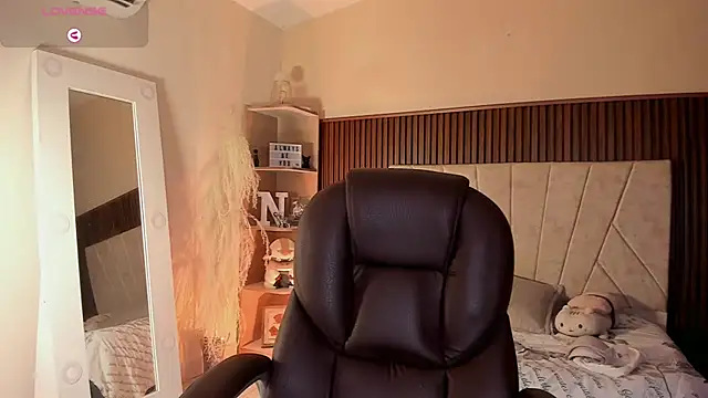 Snapshot of _Niah_ chatting on 8, 10, 2025 Niah online show from 8, 10, 2025