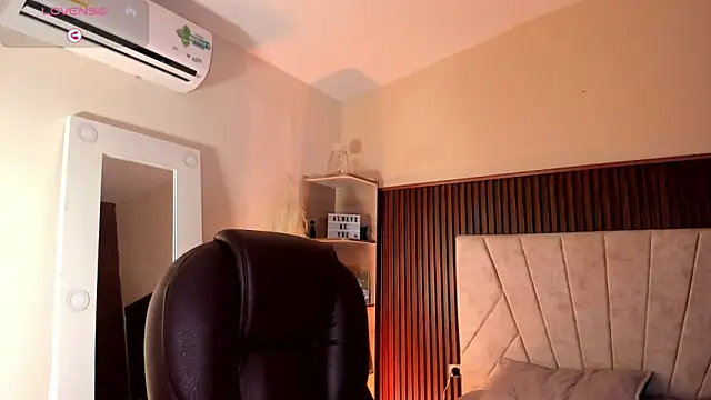 Snapshot of _Niah_ chatting on 10, 9, 2025 Niah online show from 10, 9, 2025