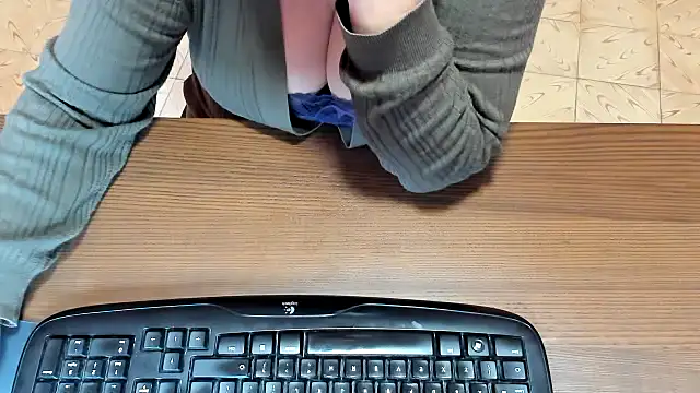 NikkiHolland online show from 9, 2, 2026