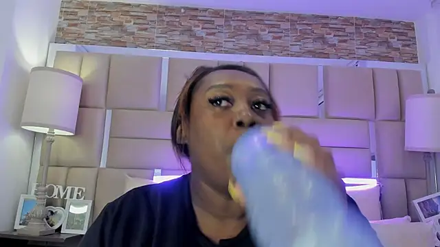 ShaniaBrownn online show from 20, 9, 2025