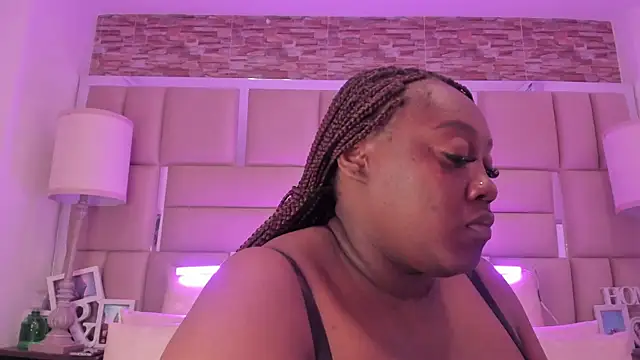 ShaniaBrownn online show from 16, 4, 2026