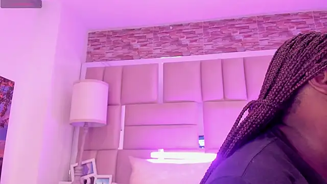 ShaniaBrownn online show from 29, 4, 2026