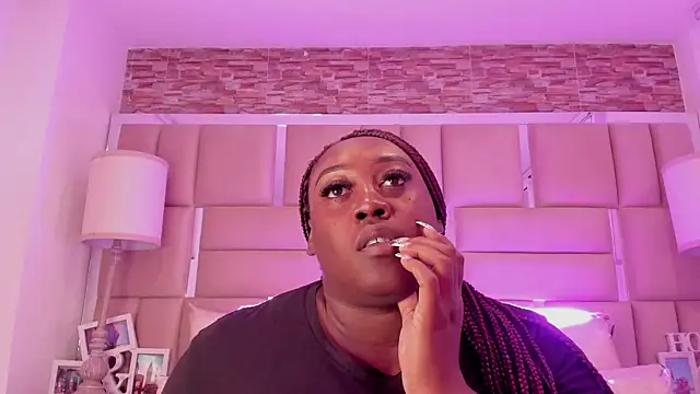 ShaniaBrownn online show from 14, 4, 2026