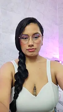 Snapshot of LauraRuiz1 chatting on 27, 5, 2026 LauraRuiz1 online show from 27, 5, 2026