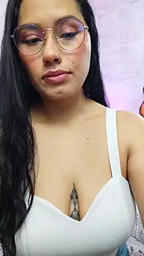 Snapshot of LauraRuiz1 chatting on 27, 5, 2026 LauraRuiz1 online show from 27, 5, 2026