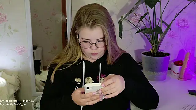 Snapshot of sinnamon_ chatting on 28, 9, 2025 sinnamon online show from 28, 9, 2025