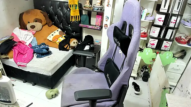 Snapshot of allsson_queen chatting on 28, 10, 2025 allsson queen online show from 28, 10, 2025