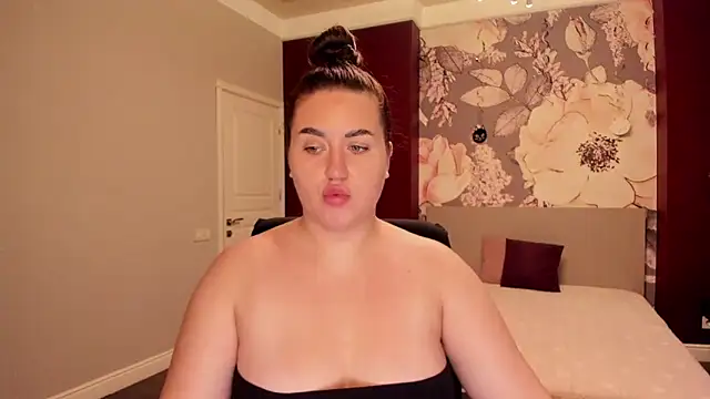 Roxie Bradley online show from 8, 10, 2025