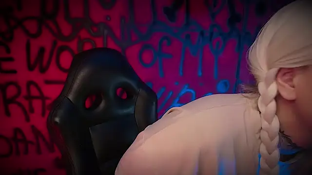 Laura takint online show from 15, 2, 2025