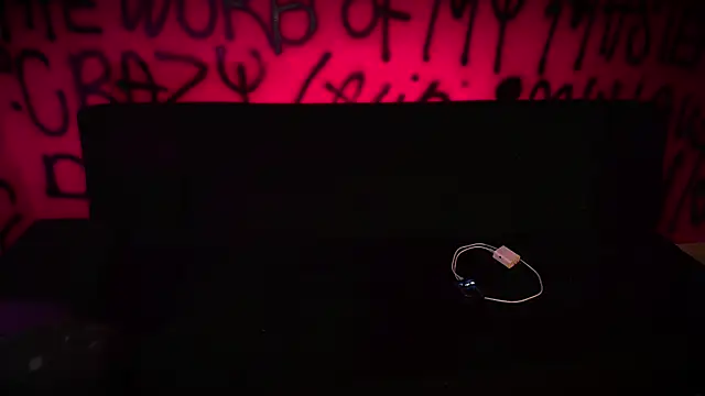 Laura takint online show from 26, 2, 2025