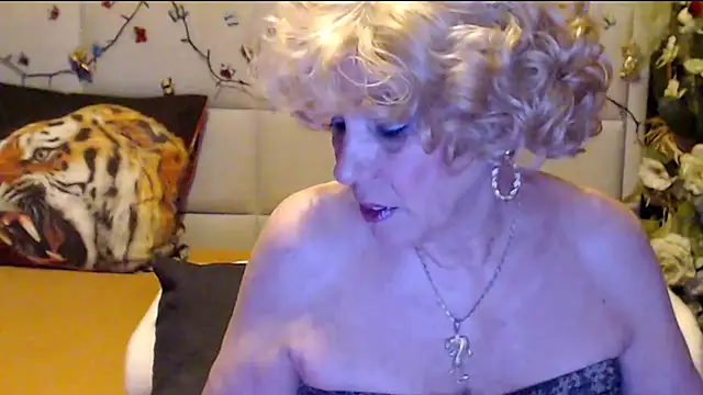 Snapshot of HappyWomanOn chatting on 7, 2, 2026 HappyWomanOn online show from 7, 2, 2026