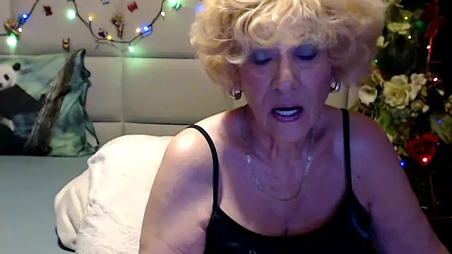 Snapshot of HappyWomanOn chatting on 9, 6, 2026 HappyWomanOn online show from 9, 6, 2026