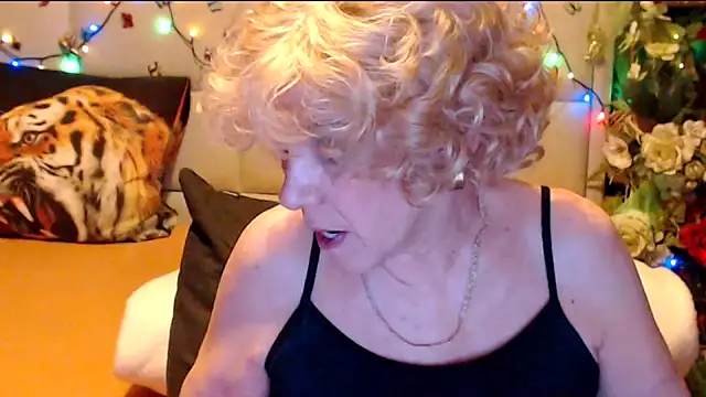 Snapshot of HappyWomanOn chatting on 11, 2, 2026 HappyWomanOn online show from 11, 2, 2026