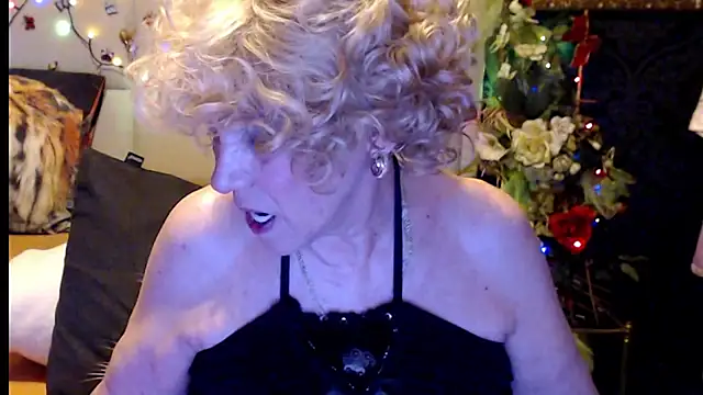Snapshot of HappyWomanOn chatting on 3, 2, 2026 HappyWomanOn online show from 3, 2, 2026