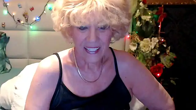Snapshot of HappyWomanOn chatting on 10, 6, 2026 HappyWomanOn online show from 10, 6, 2026
