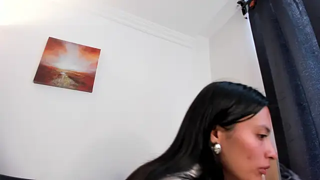 nia  white online show from 4, 12, 2025