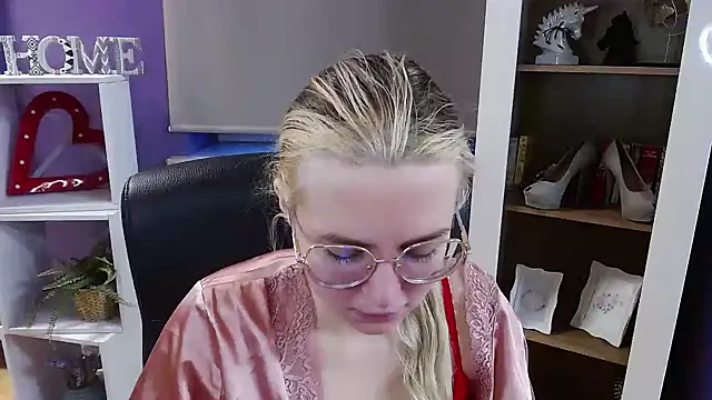 Zoey Erotic online show from 3, 2, 2026