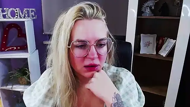 Zoey Erotic online show from 4, 2, 2026