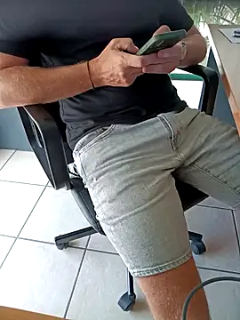 Snapshot of Laviestbelle chatting on 10, 9, 2025 Laviestbelle online show from 10, 9, 2025