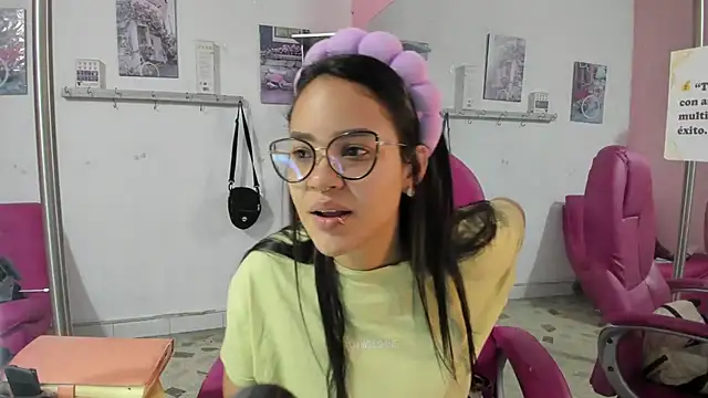 Snapshot of CAMILA--REY chatting on 1, 2, 2026 CAMILA--REY online show from 1, 2, 2026