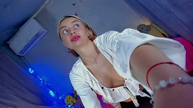 Snapshot of LickLizzy chatting on 10, 6, 2026 LickLizzy online show from 10, 6, 2026